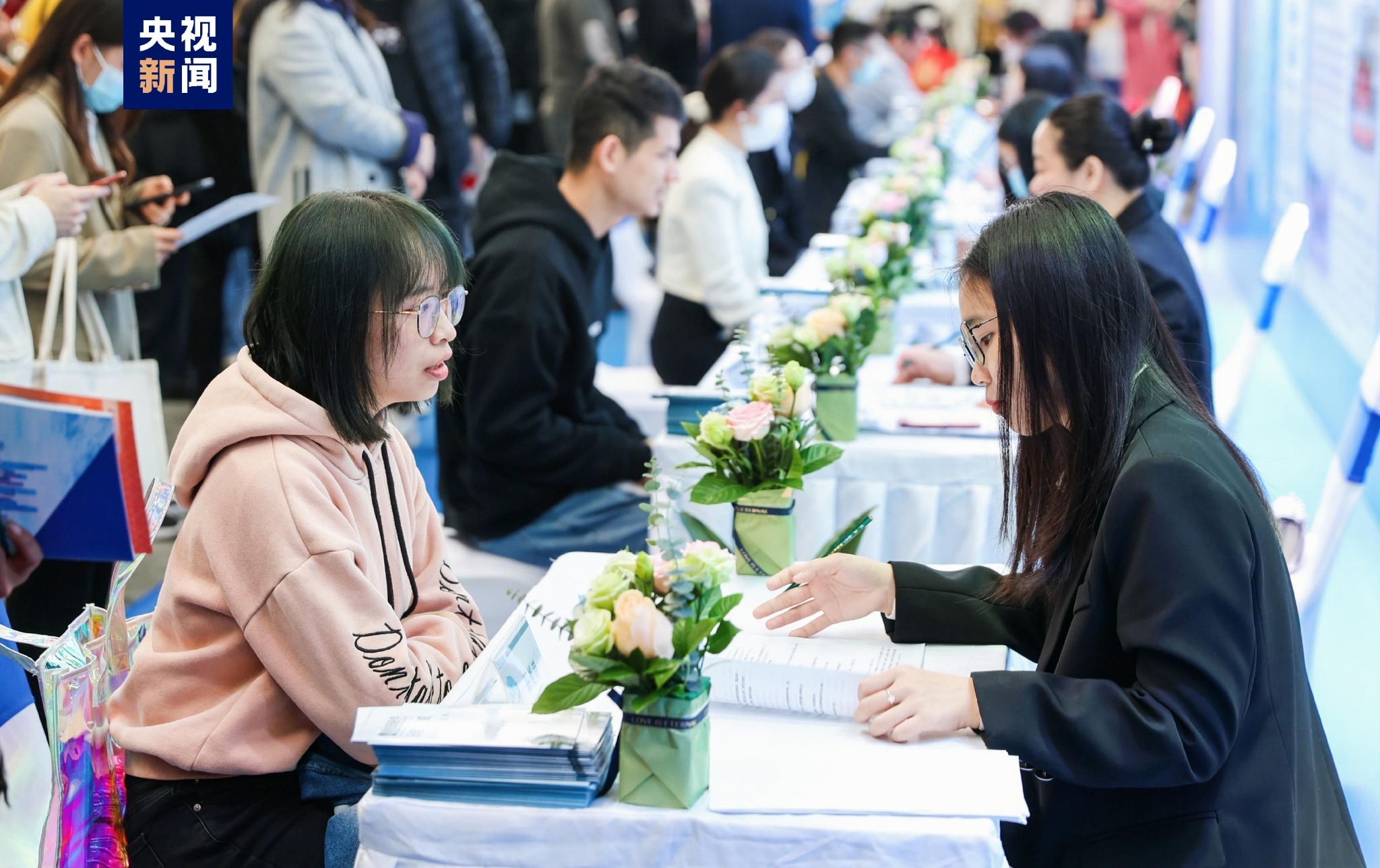 广西：逾800家单位提供超5万个岗位 人才需求量大